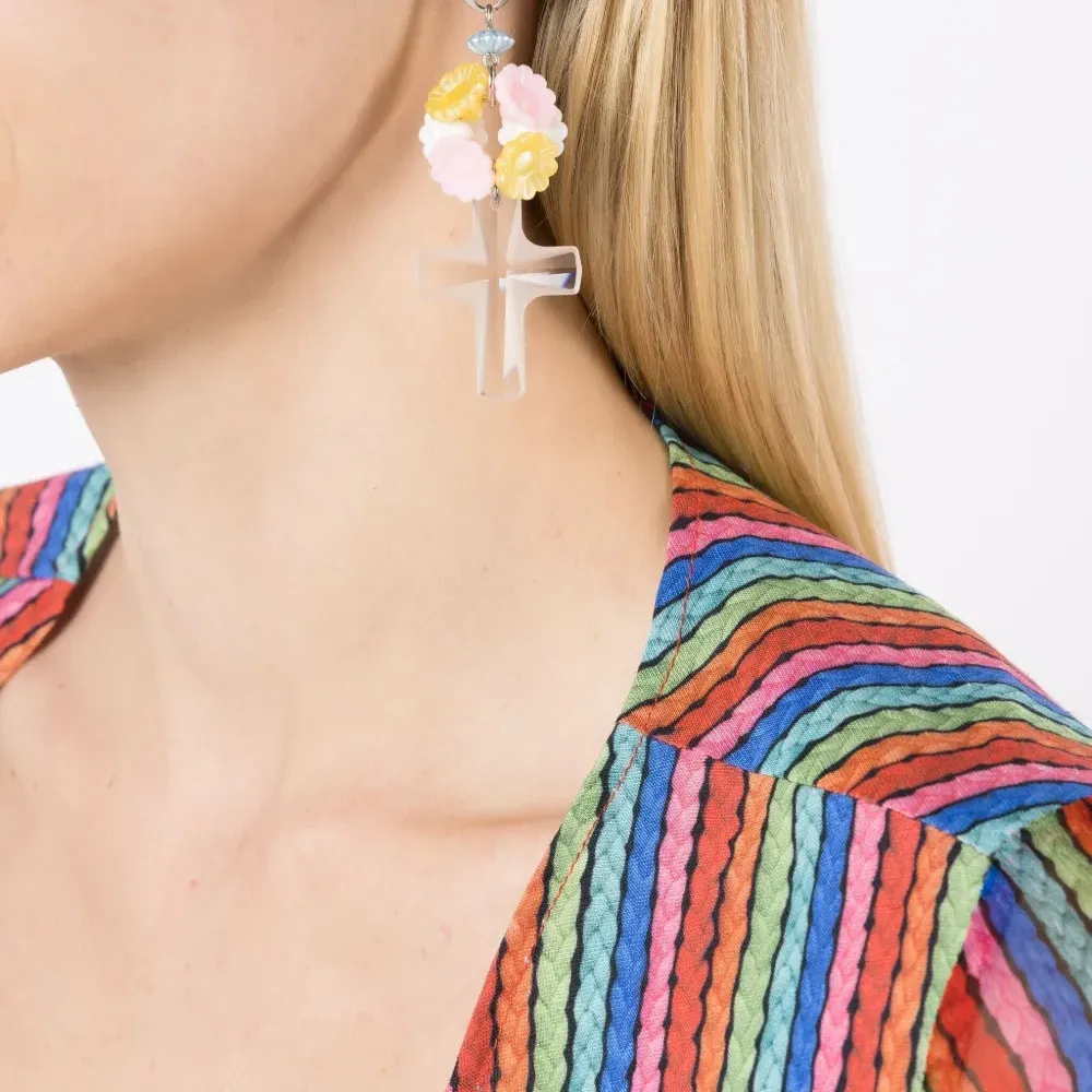 Серьга с подвеской в форме креста