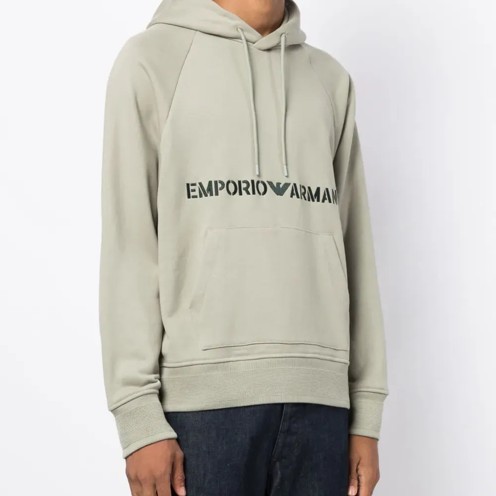 Худи с вышитым логотипом