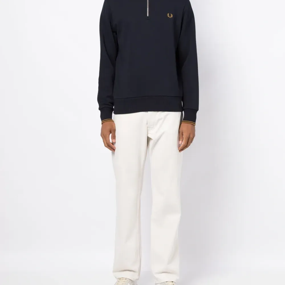 Толстовка с вышитым логотипом