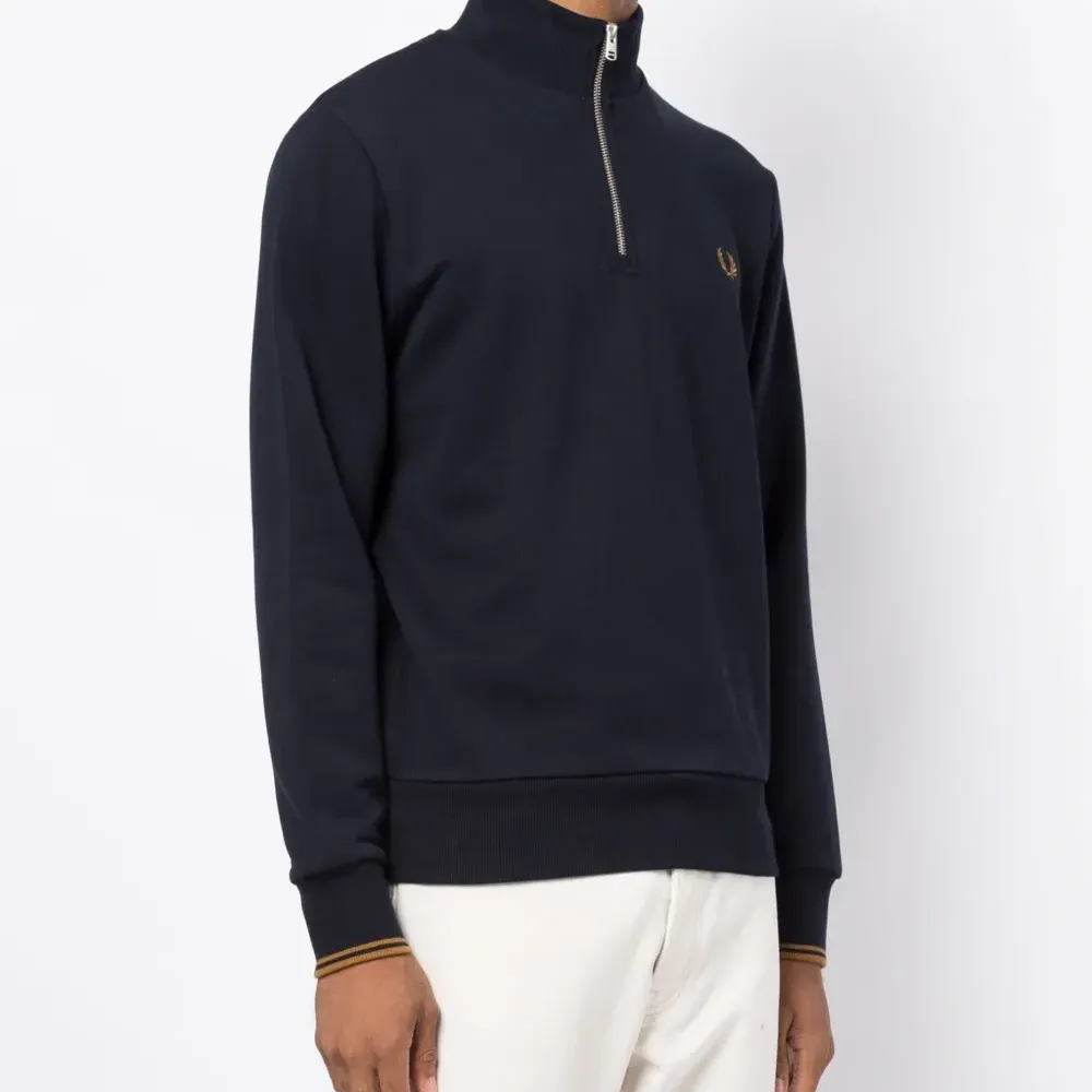 Толстовка с вышитым логотипом