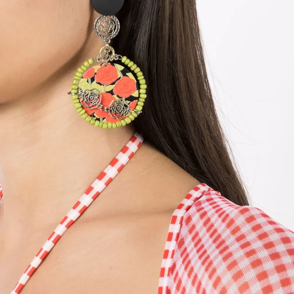 Серьга Love с цветочным принтом