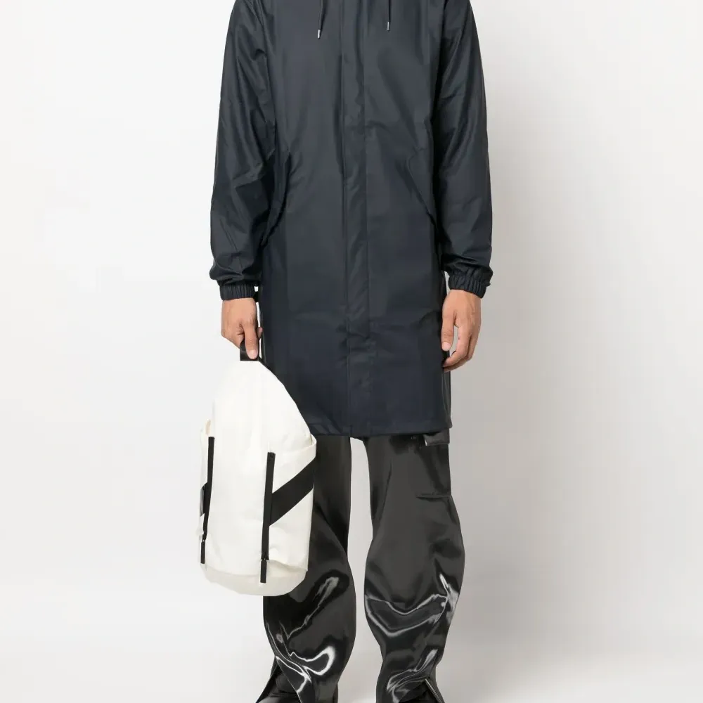 Непромокаемая куртка на молнии с капюшоном