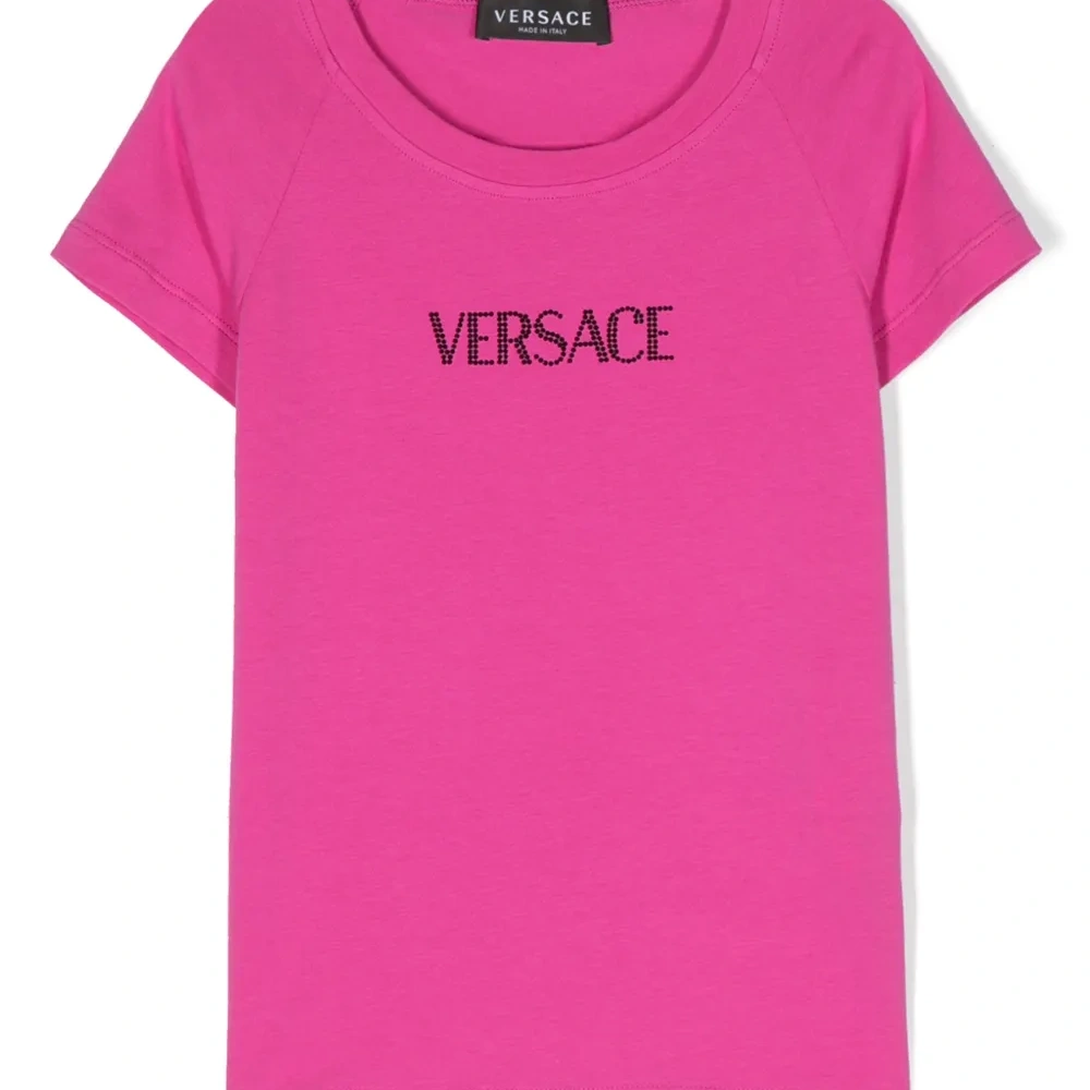 Футболка с логотипом и стразами