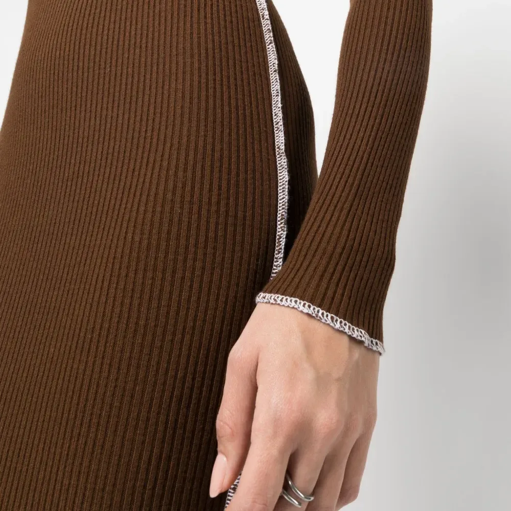 Платье миди в рубчик с вырезами