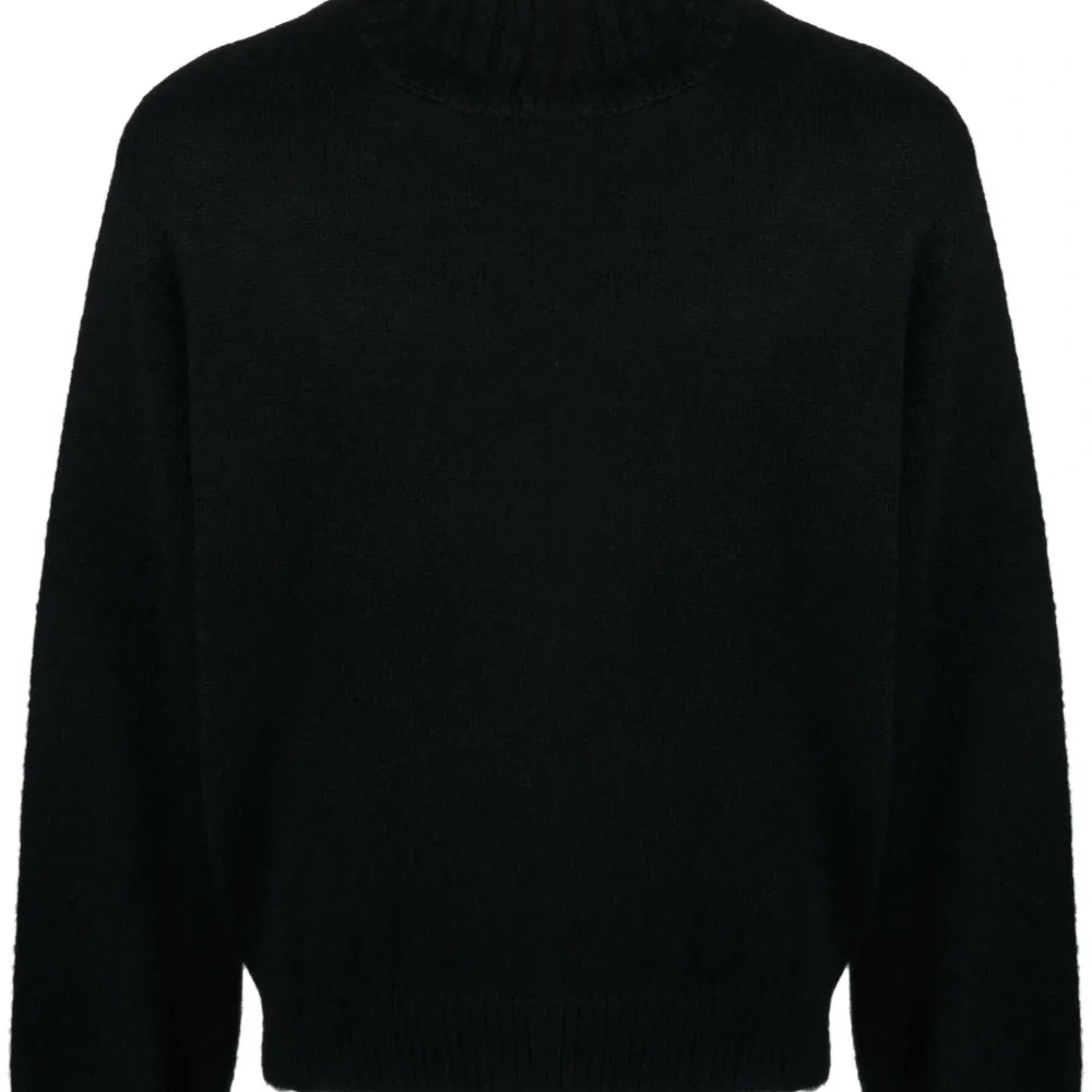 Джемпер с объемным капюшоном