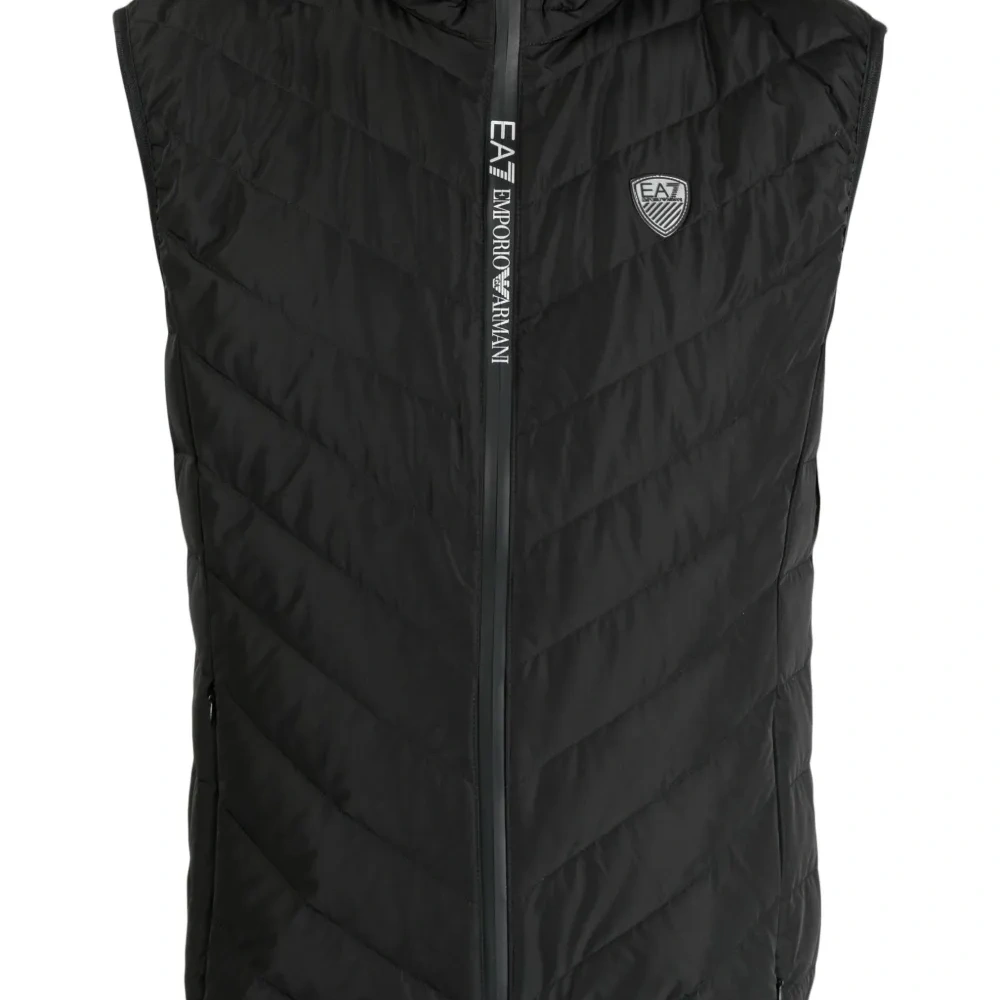 Дутый жилет с нашивкой-логотипом