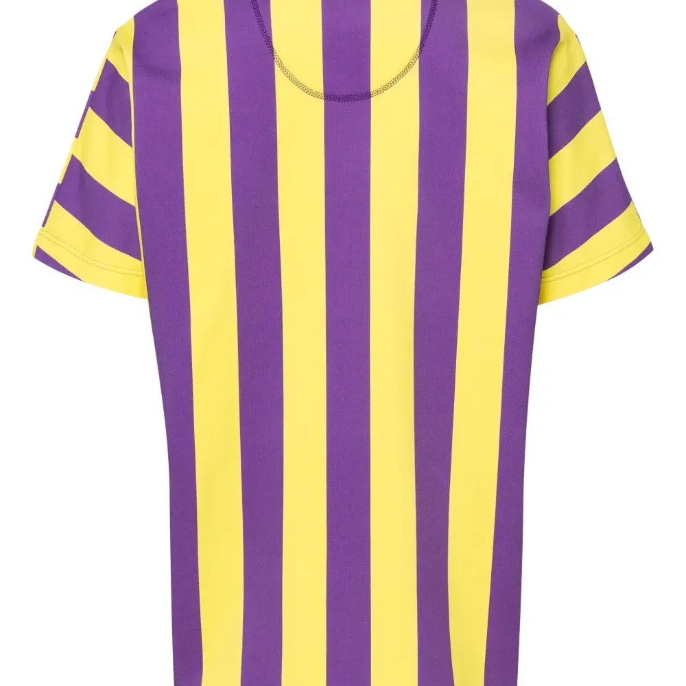 Футболка в вертикальную полоску