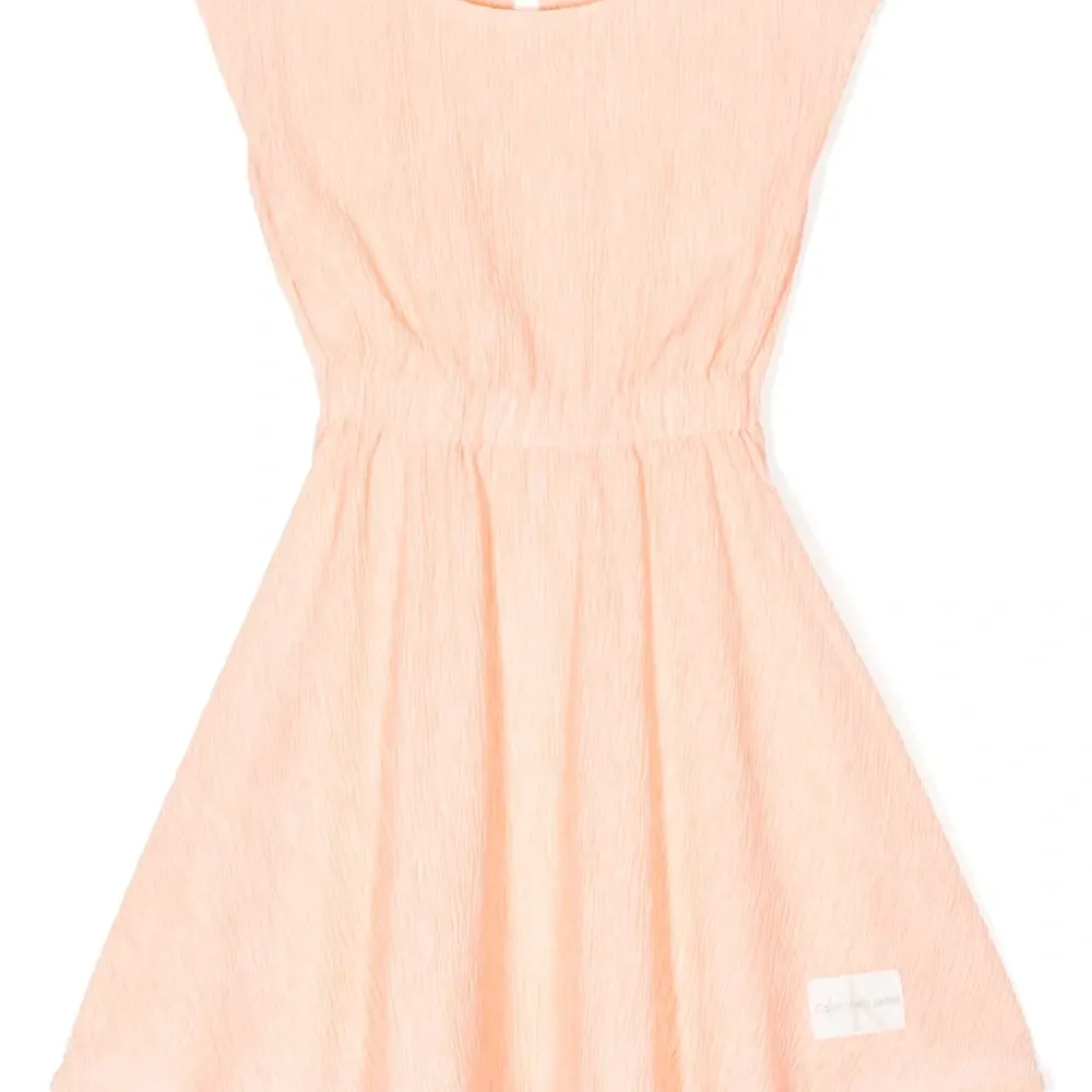 Расклешенное платье с жатым эффектом