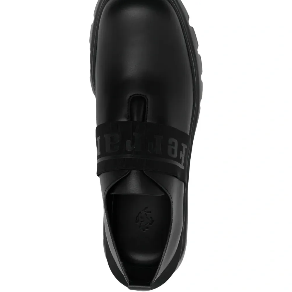 Кроссовки с логотипом