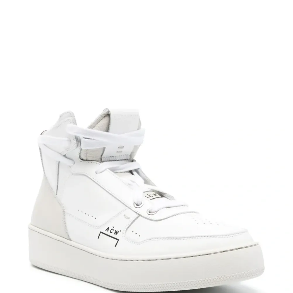 Высокие кроссовки с логотипом