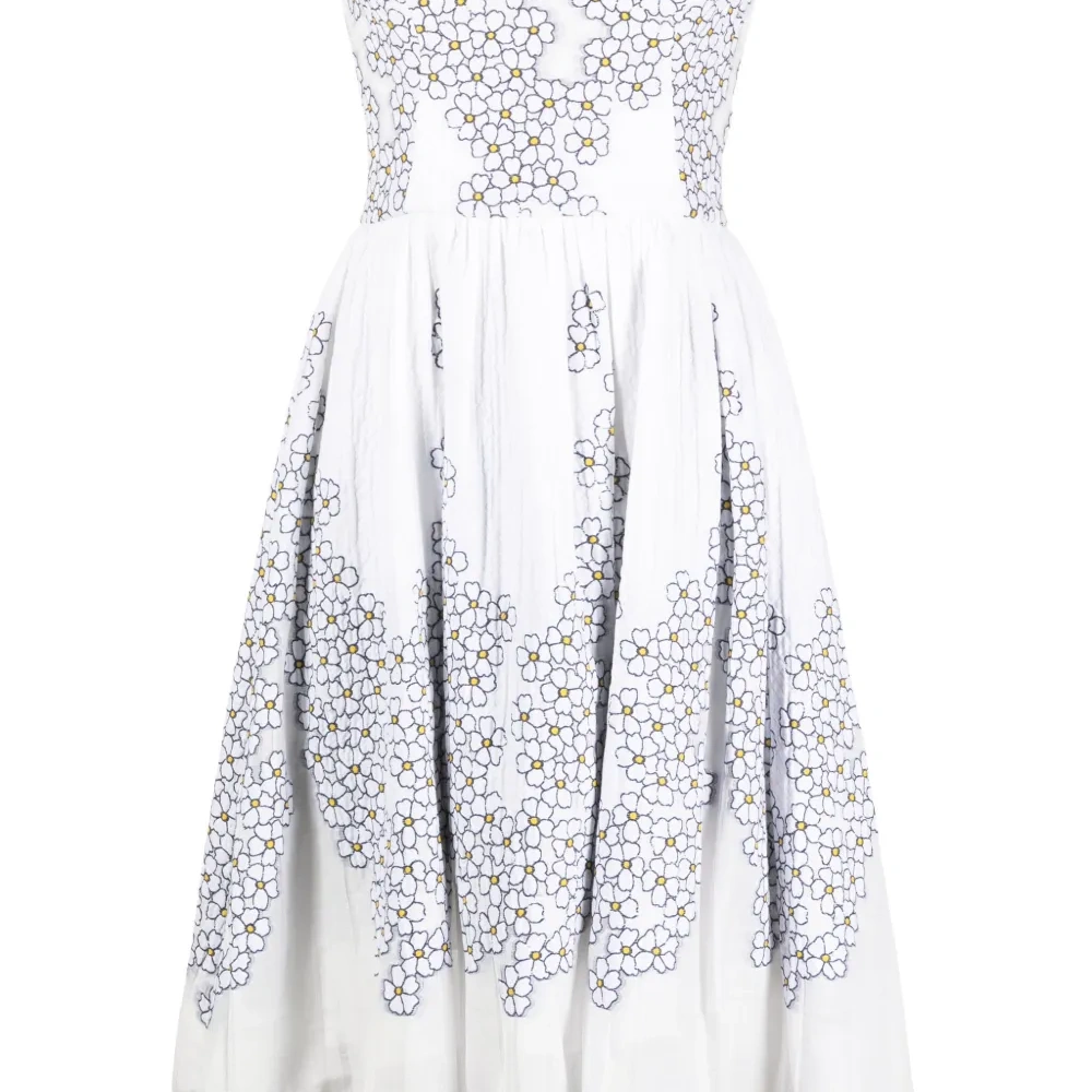 Платье с открытыми плечами и цветочным принтом