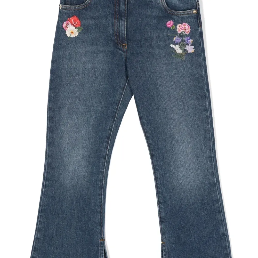 Джинсы с цветочной вышивкой