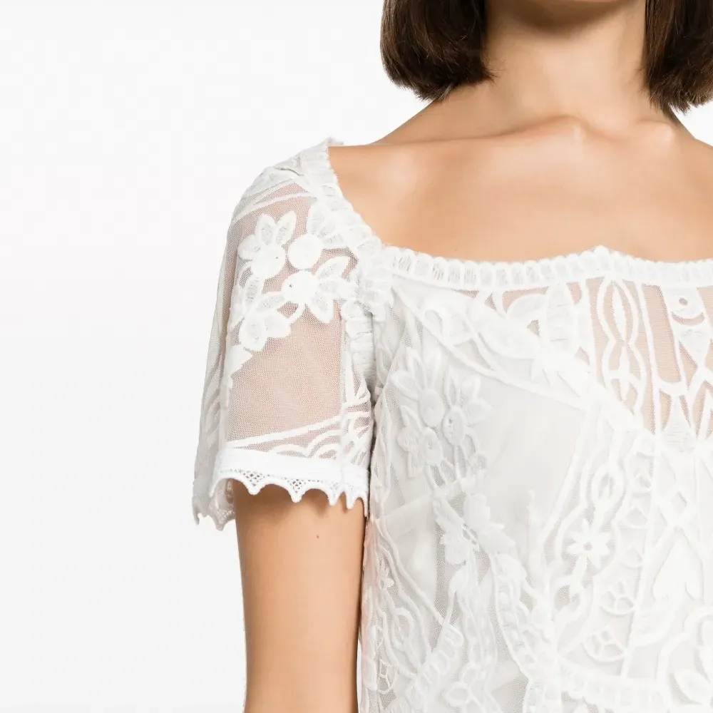 Блузка с квадратным вырезом и кружевом