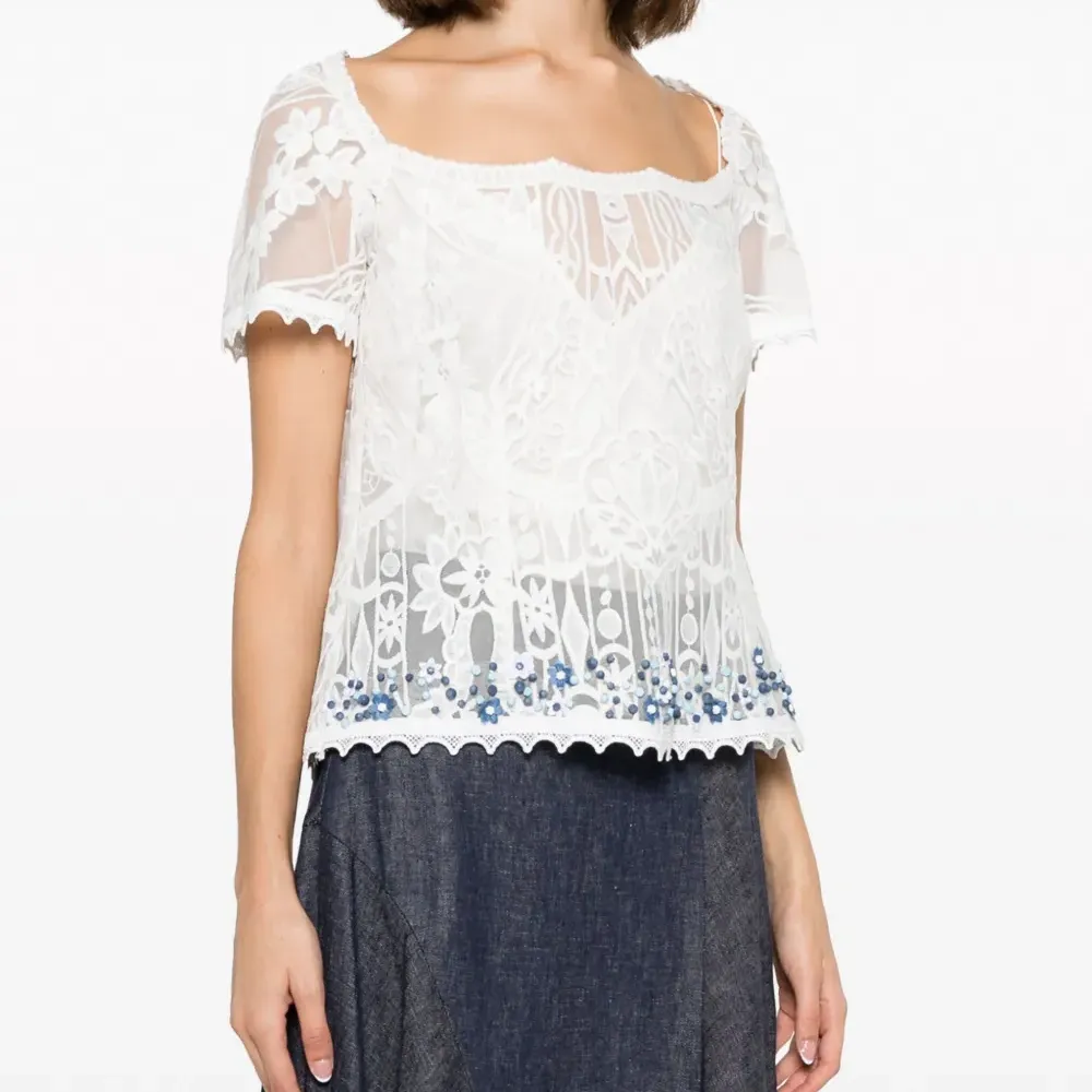 Блузка с квадратным вырезом и кружевом