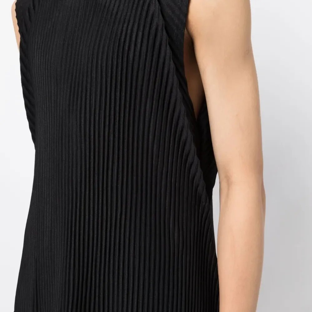 Плиссированный топ без рукавов Mc August