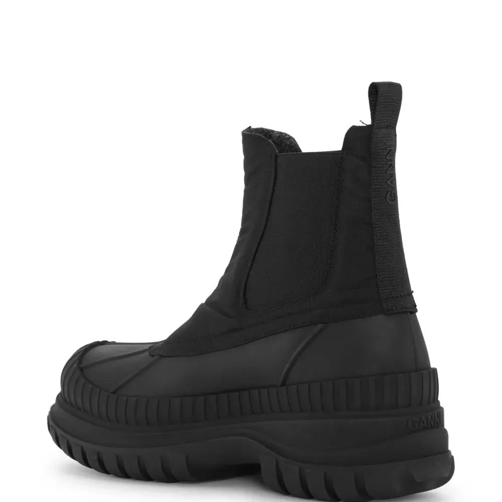 Ботинки на массивной подошве