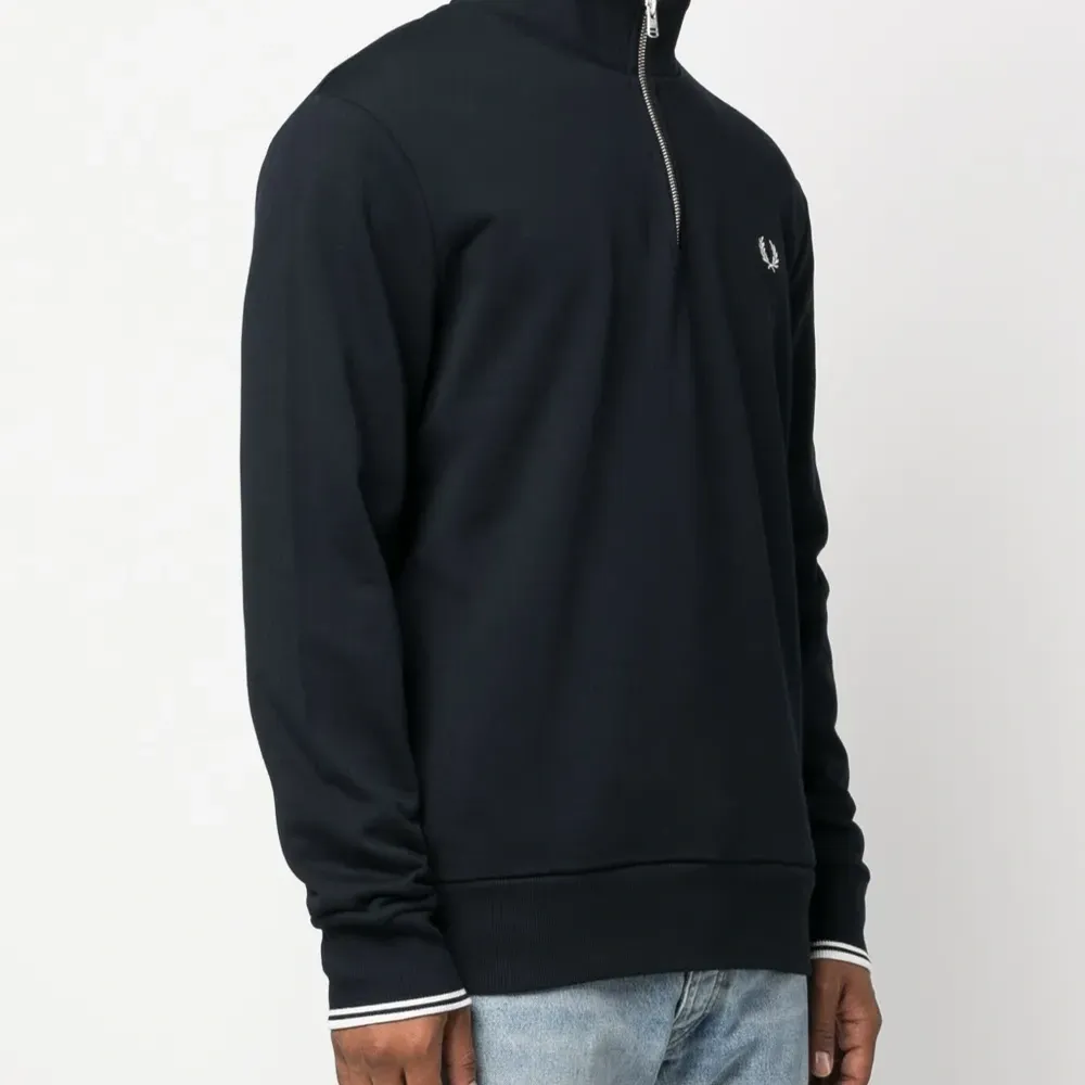 Толстовка на молнии с вышитым логотипом