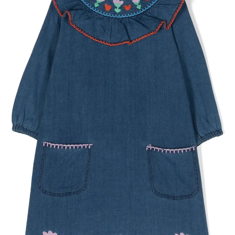 Джинсовое платье с вышивкой