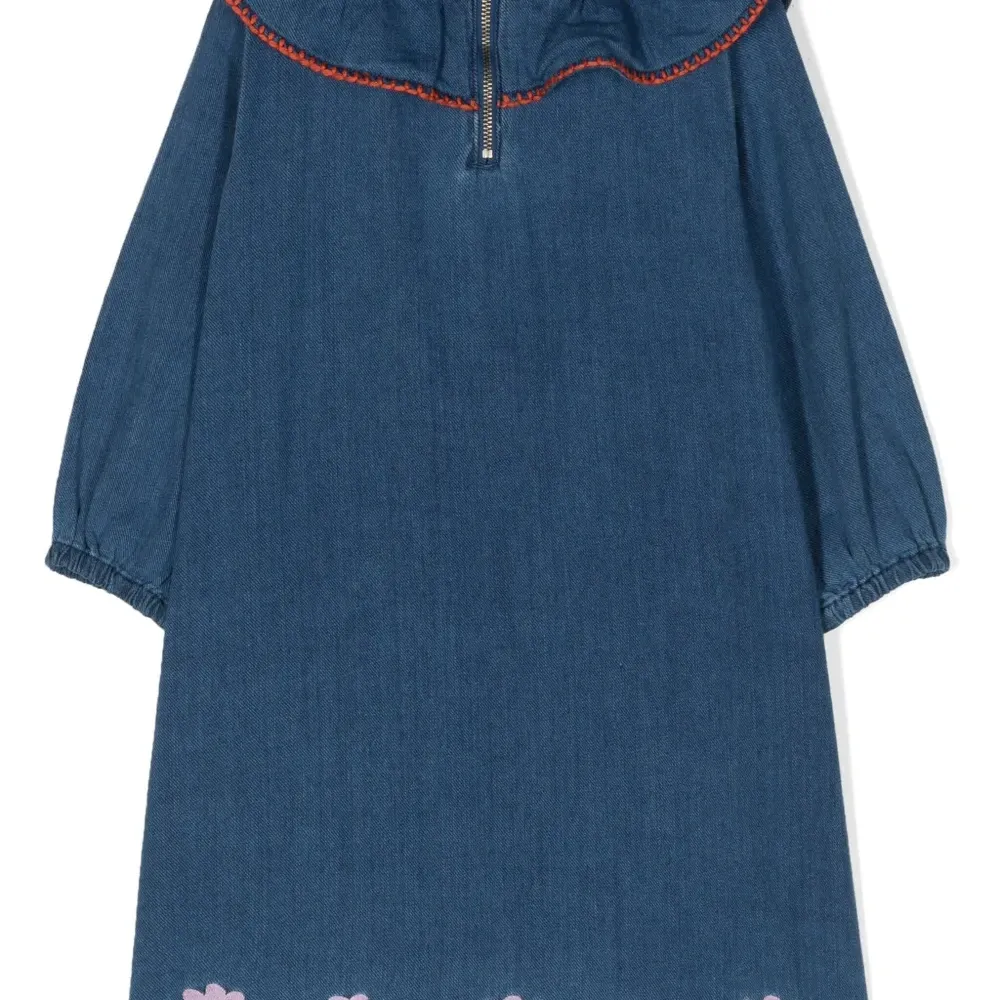 Джинсовое платье с вышивкой