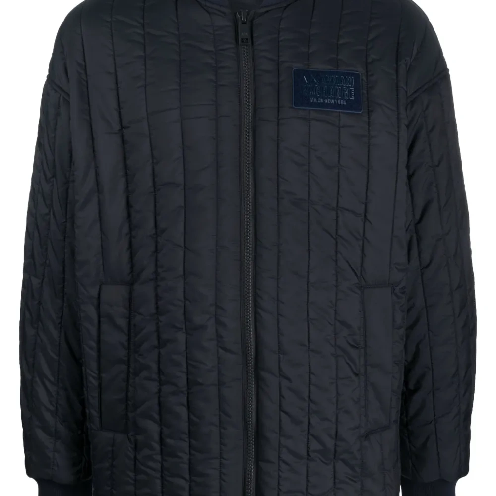 Стеганый бомбер с нашивкой-логотипом