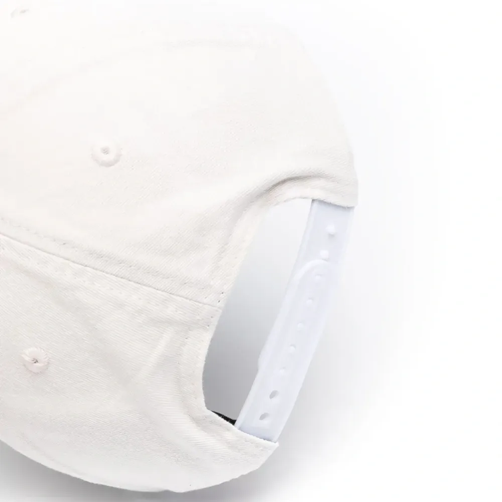 Кепка с вышитым логотипом