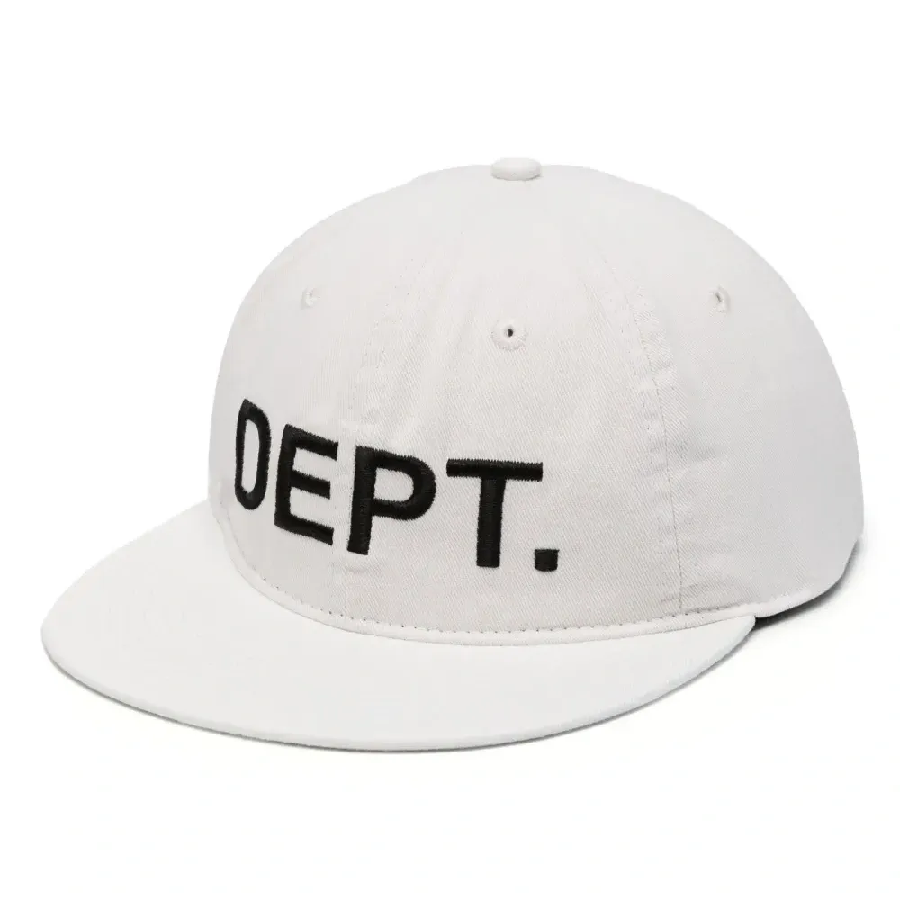 Кепка с вышитым логотипом