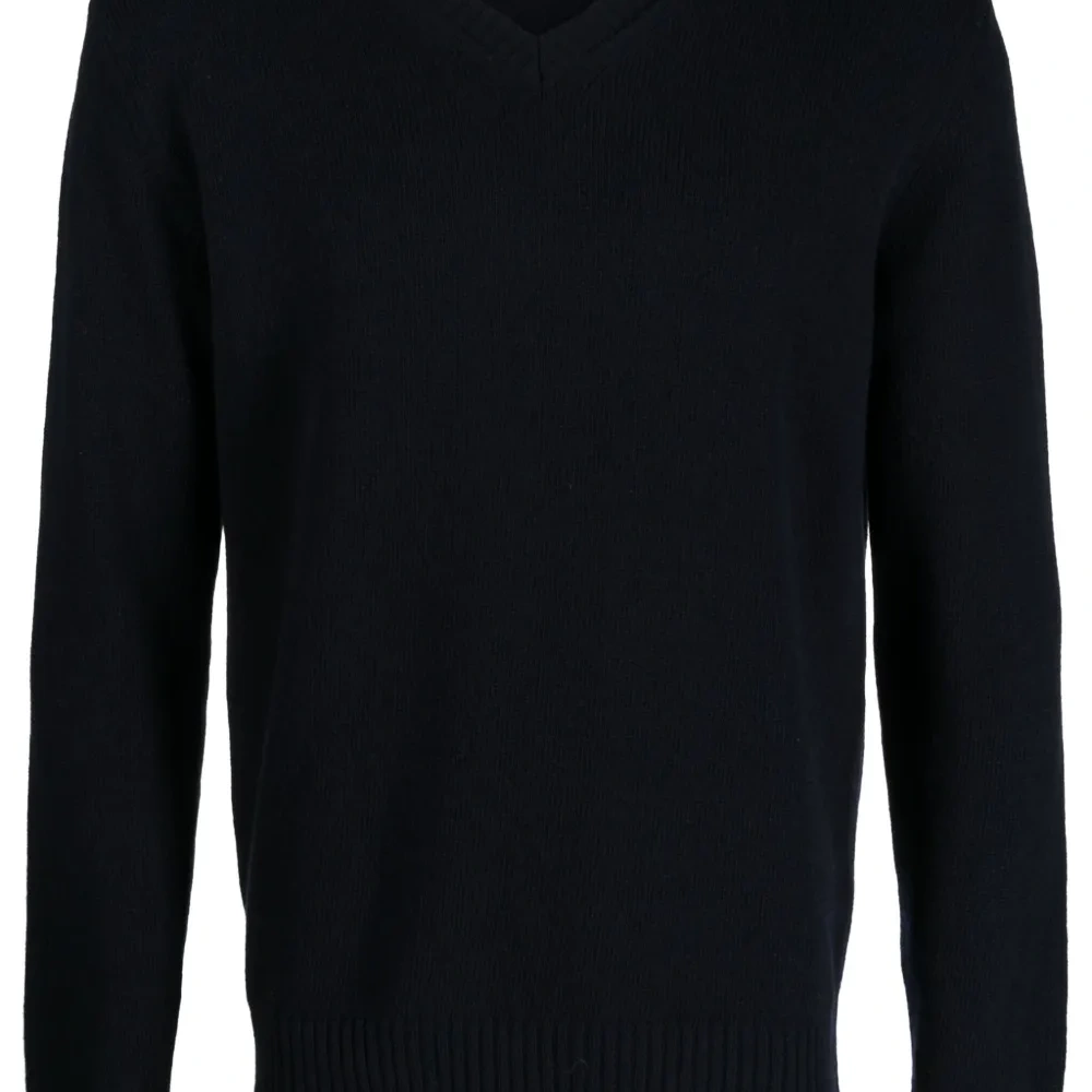 Джемпер с V-образным вырезом