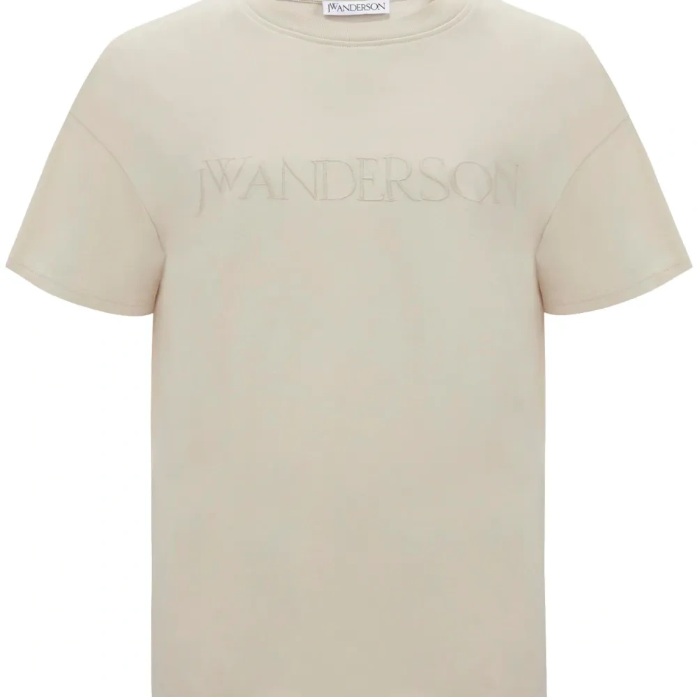 Футболка с вышитым логотипом