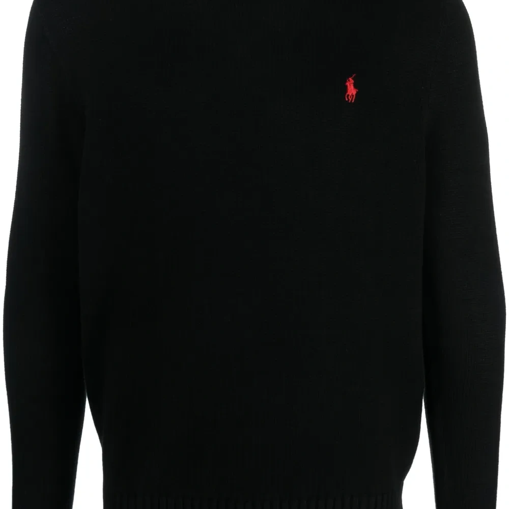 Джемпер с вышитым логотипом