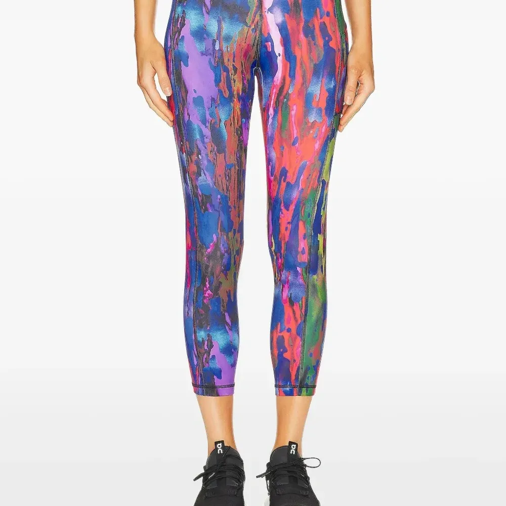 Леггинсы для активных тренировок с абстрактным принтом