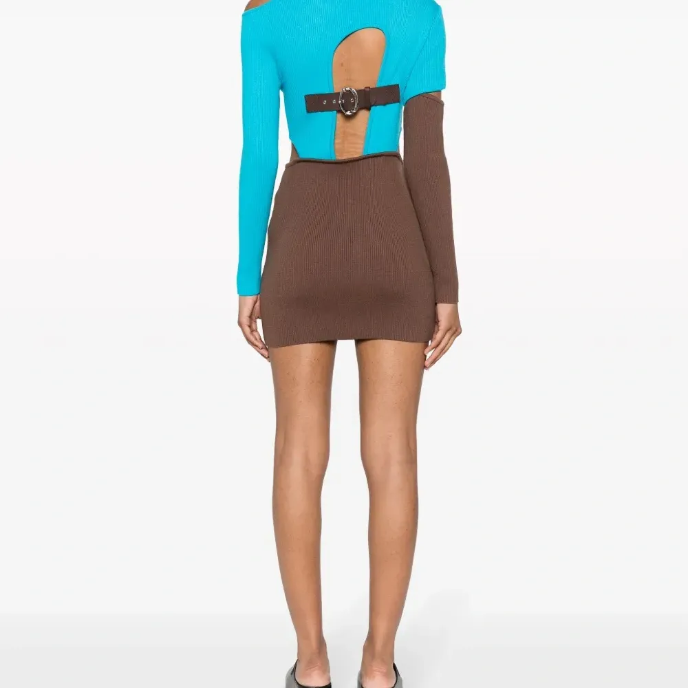 Двухцветное платье с вырезами