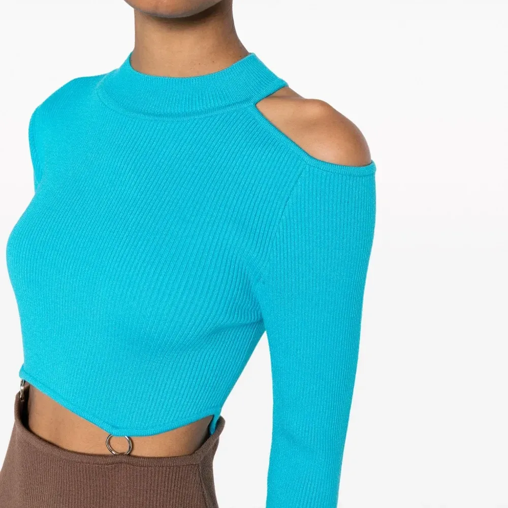 Двухцветное платье с вырезами