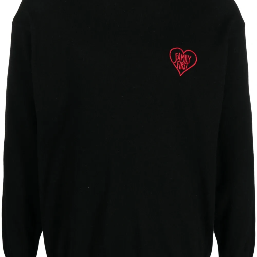 Джемпер с вышитым логотипом