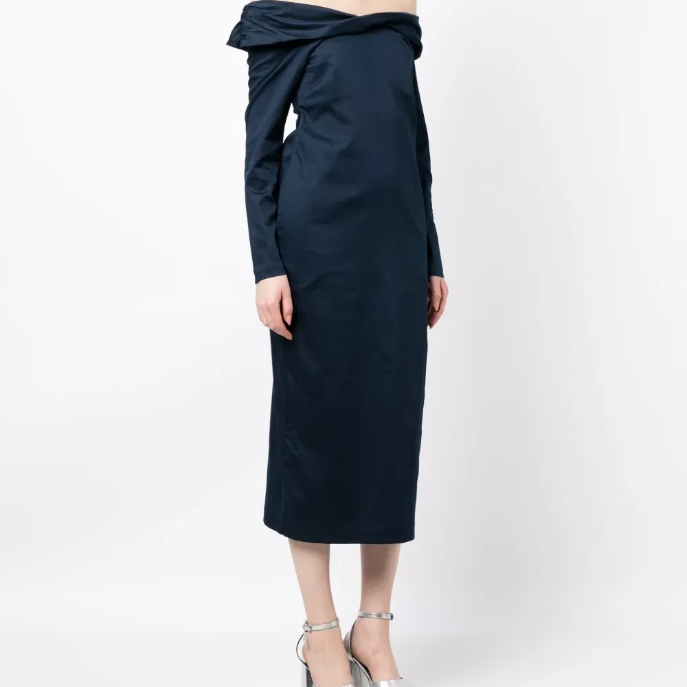 Платье миди с открытыми плечами