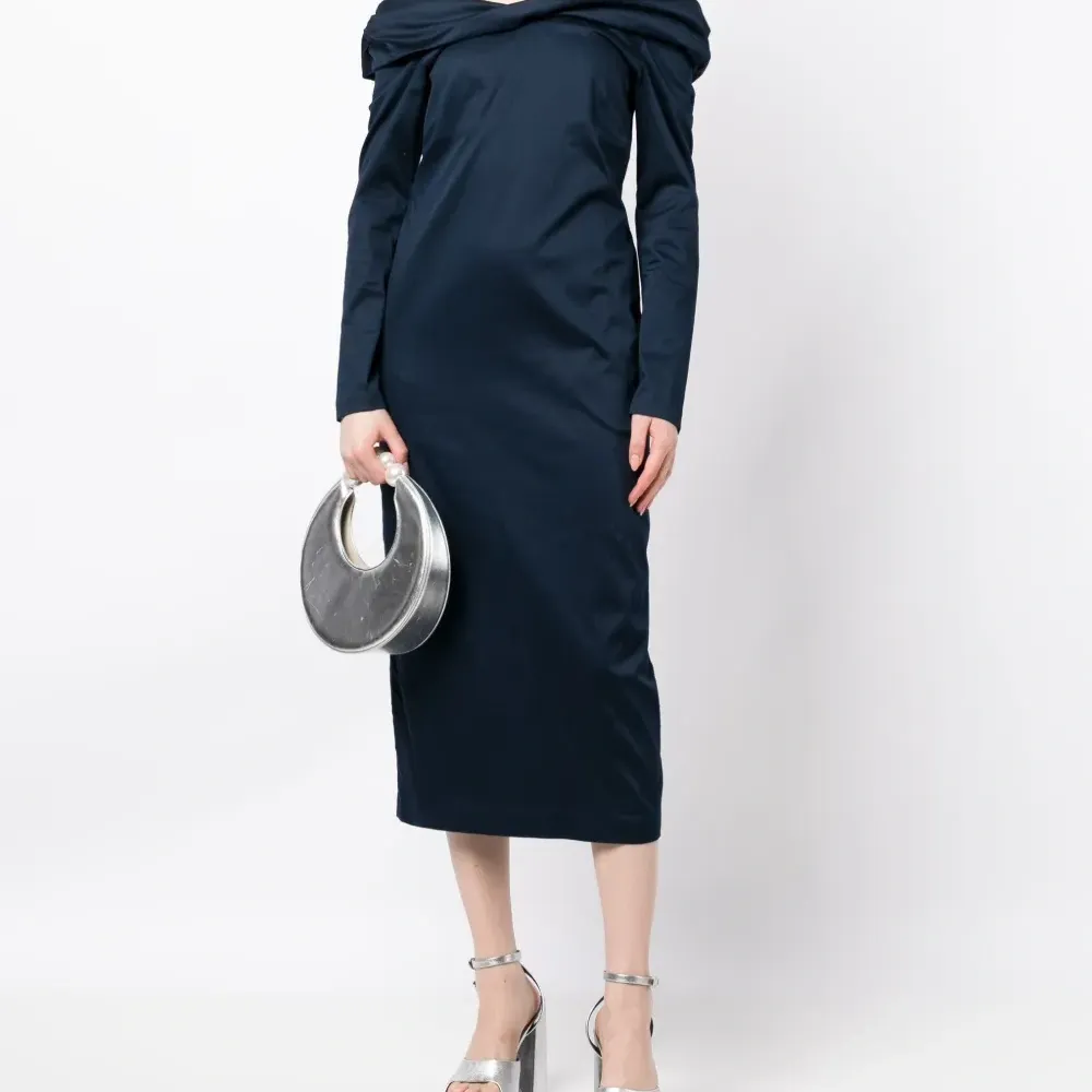 Платье миди с открытыми плечами