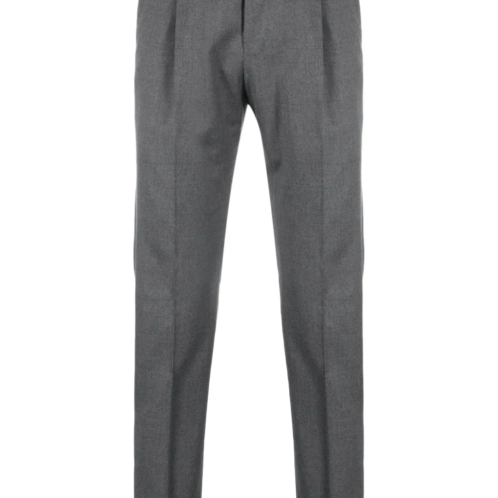 Зауженные брюки строгого кроя с заниженной талией Зауженные брюки строгого кроя с заниженной талией