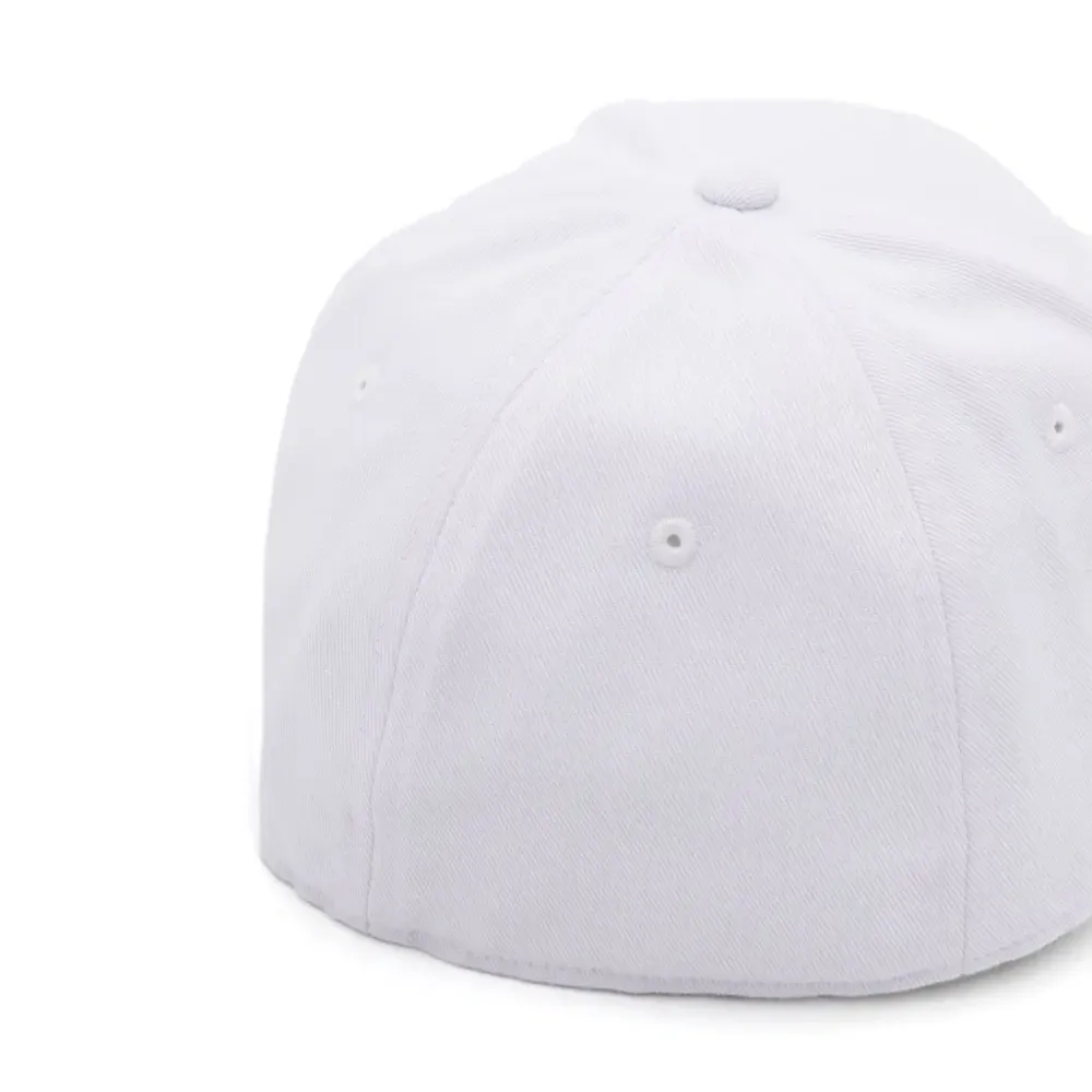 Кепка с нашивкой-логотипом