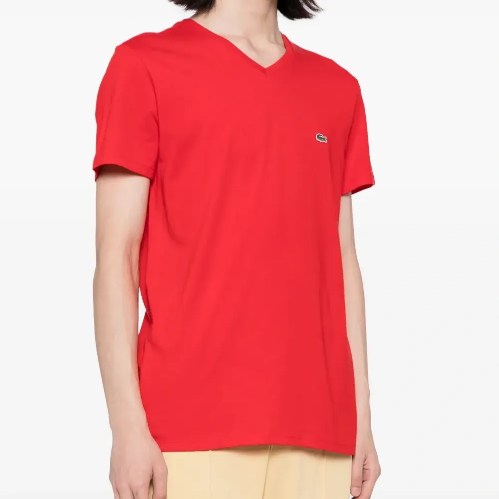 Футболка с вышитым логотипом