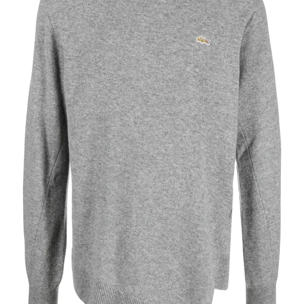 Шерстяной свитер асимметричного кроя из коллаборации с Lacoste