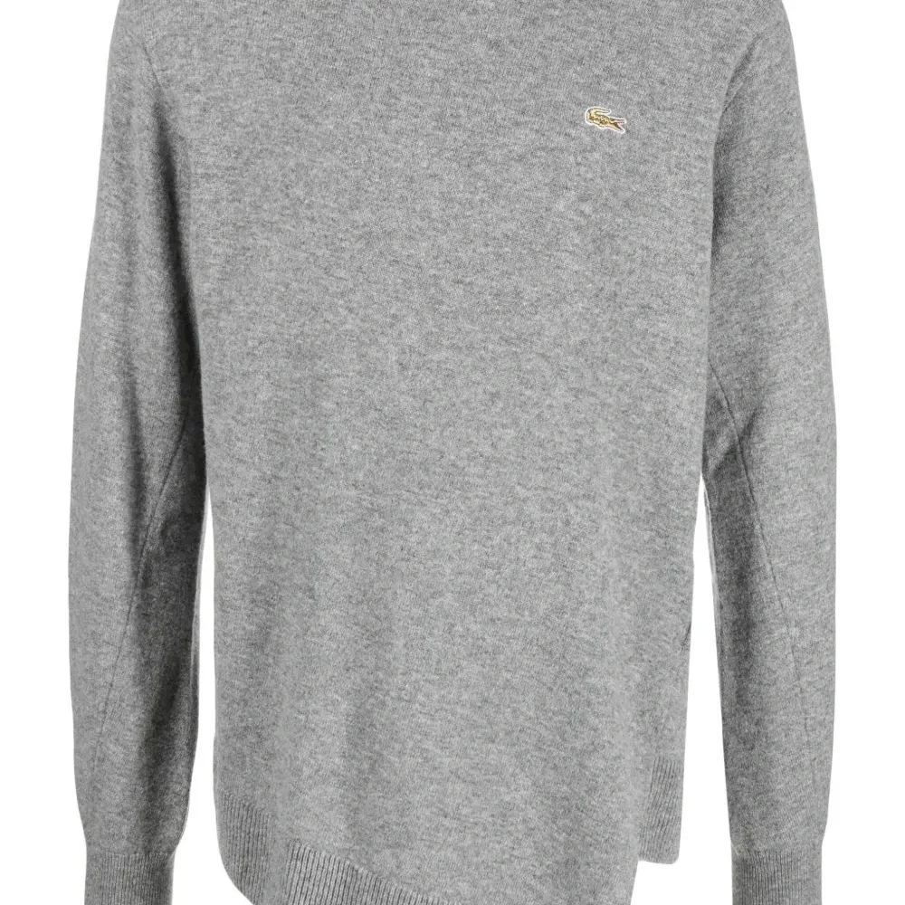 Шерстяной свитер асимметричного кроя из коллаборации с Lacoste