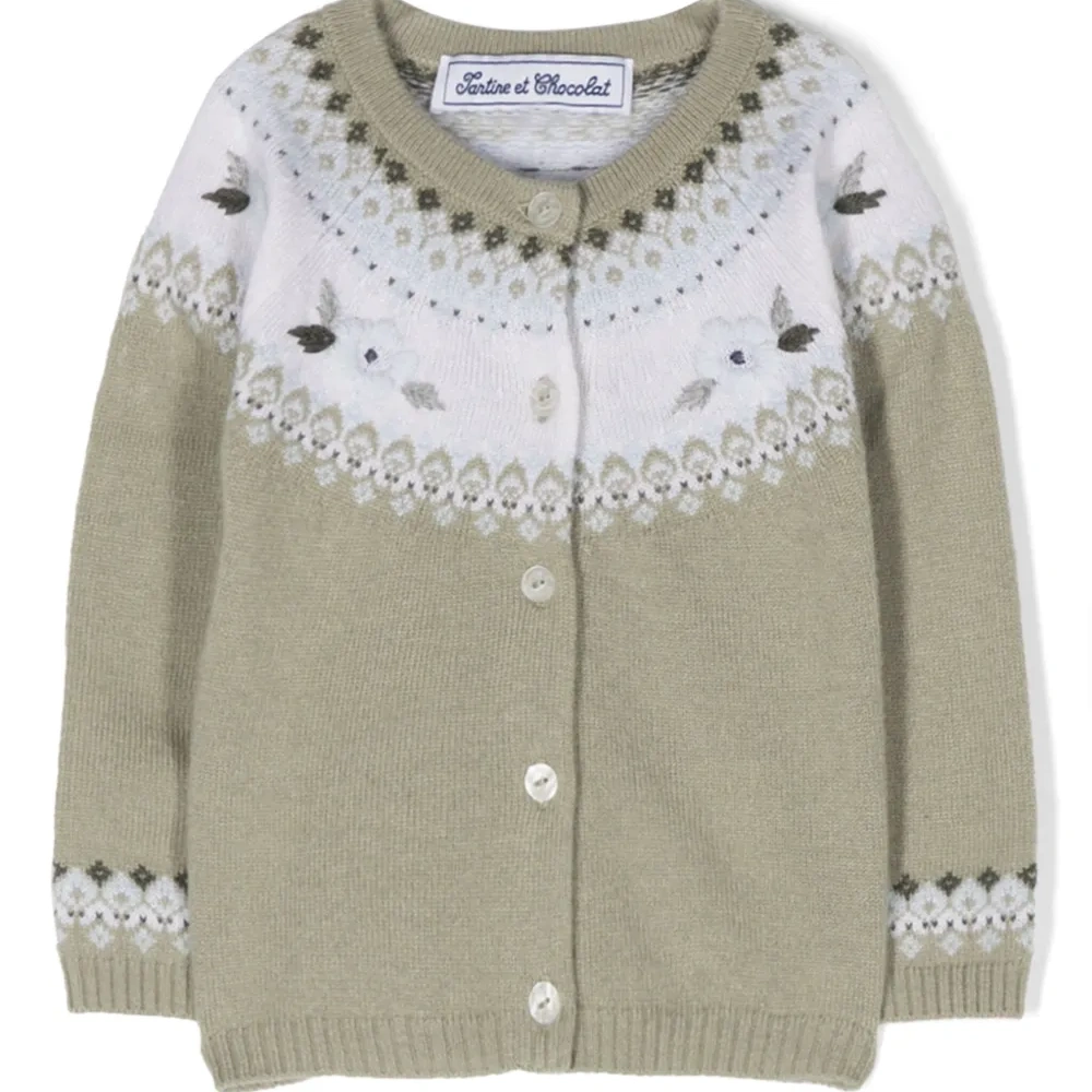 Кардиган вязки интарсия с цветочной вышивкой