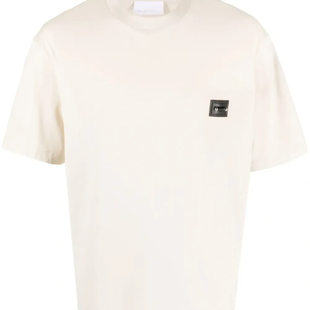 Футболка с нашивкой