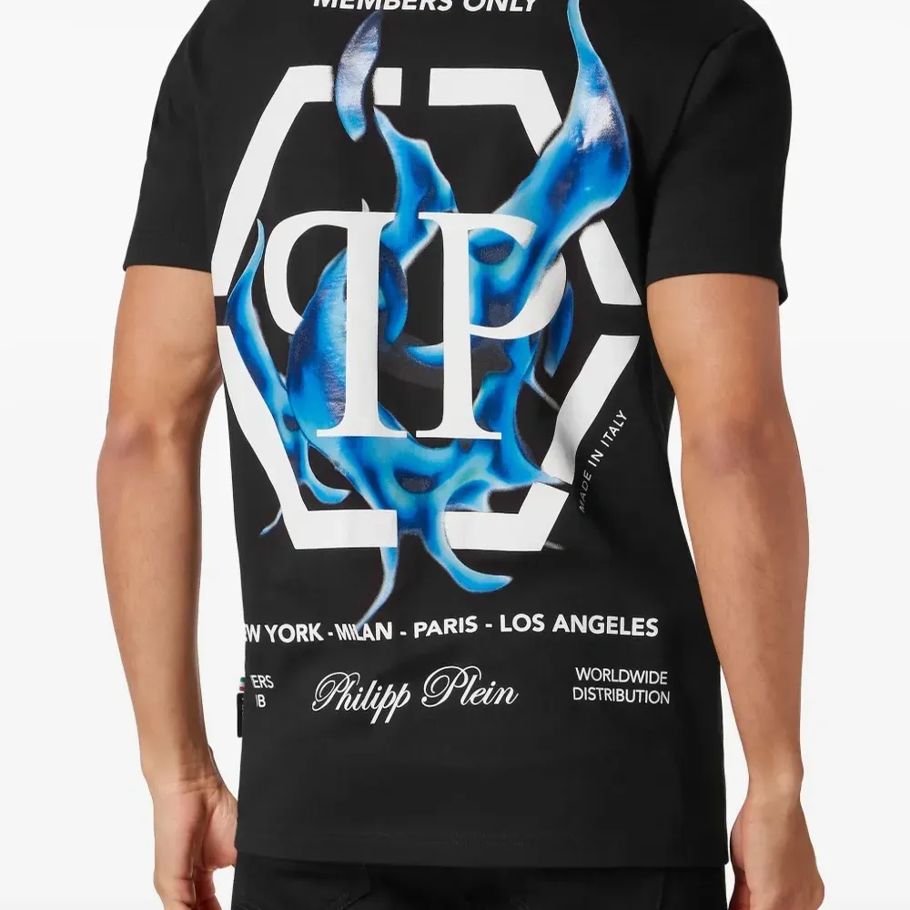 Футболка с принтом и логотипом