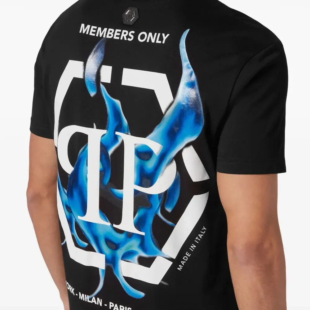 Футболка с принтом и логотипом