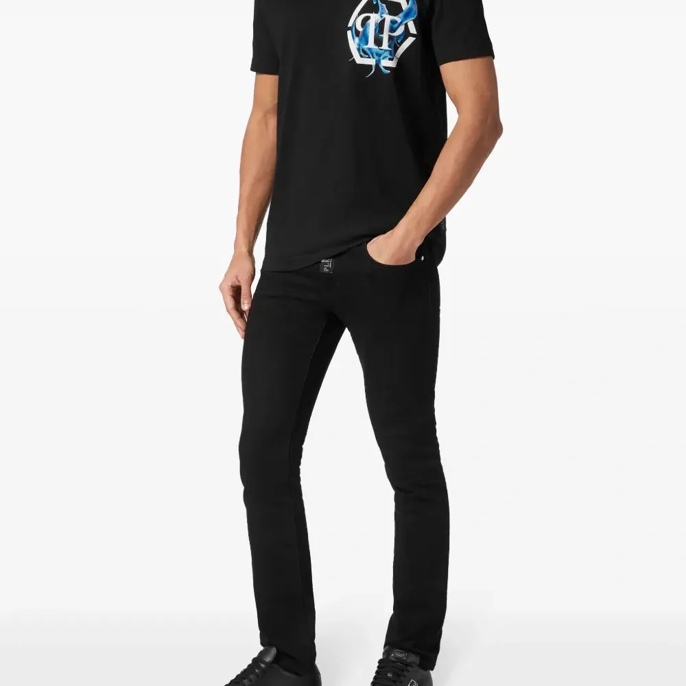 Футболка с принтом и логотипом