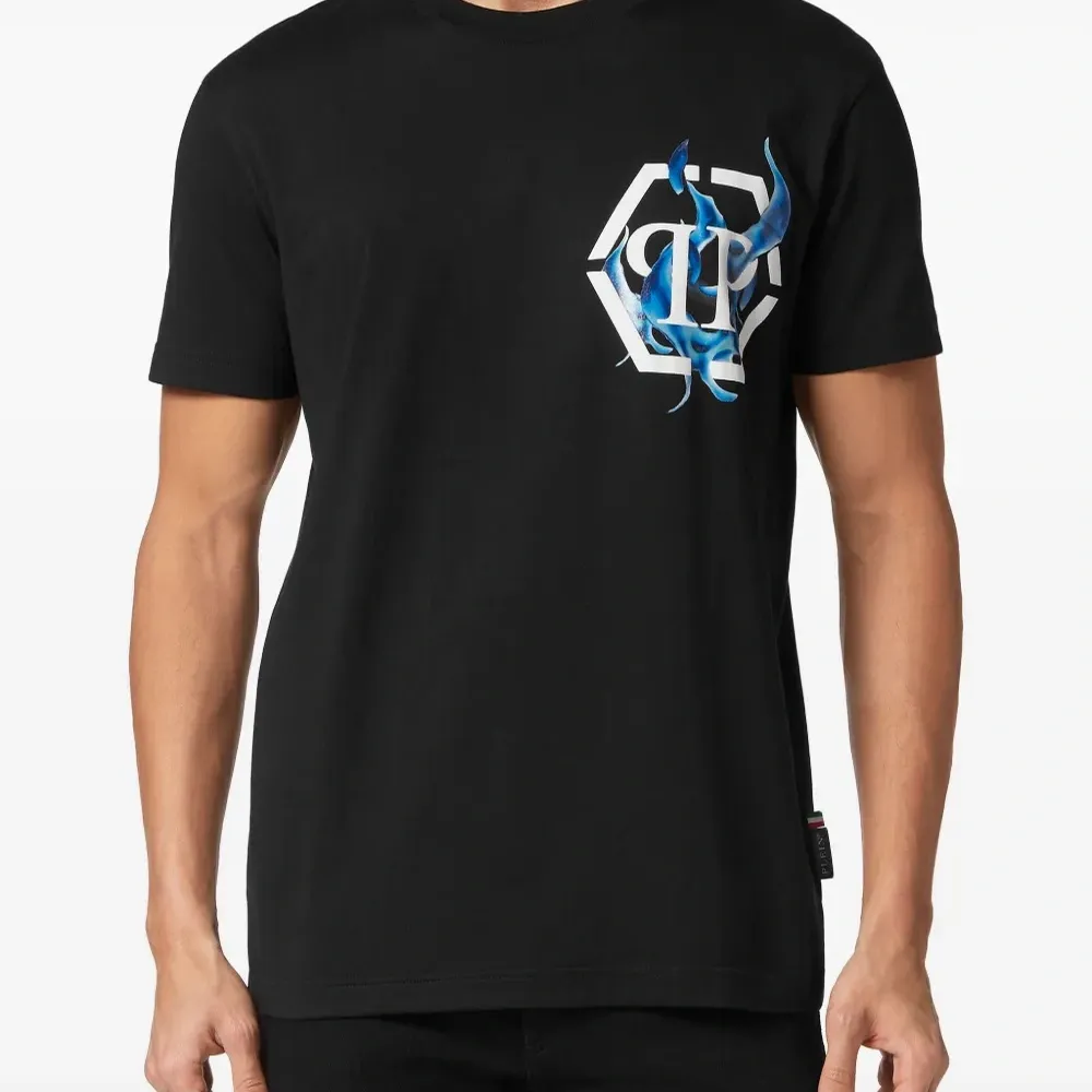 Футболка с принтом и логотипом