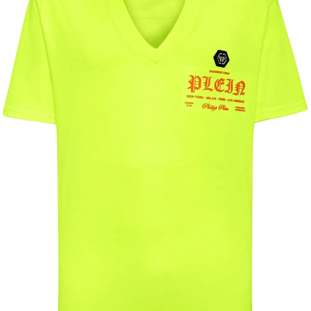 Футболка с V-образным вырезом и логотипом