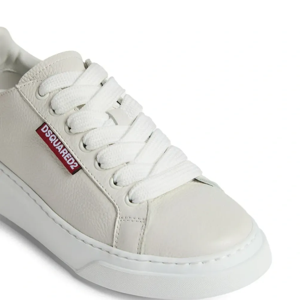 Кроссовки с тисненым логотипом