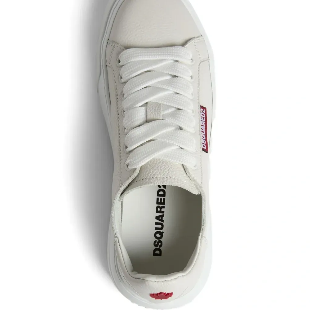 Кроссовки с тисненым логотипом