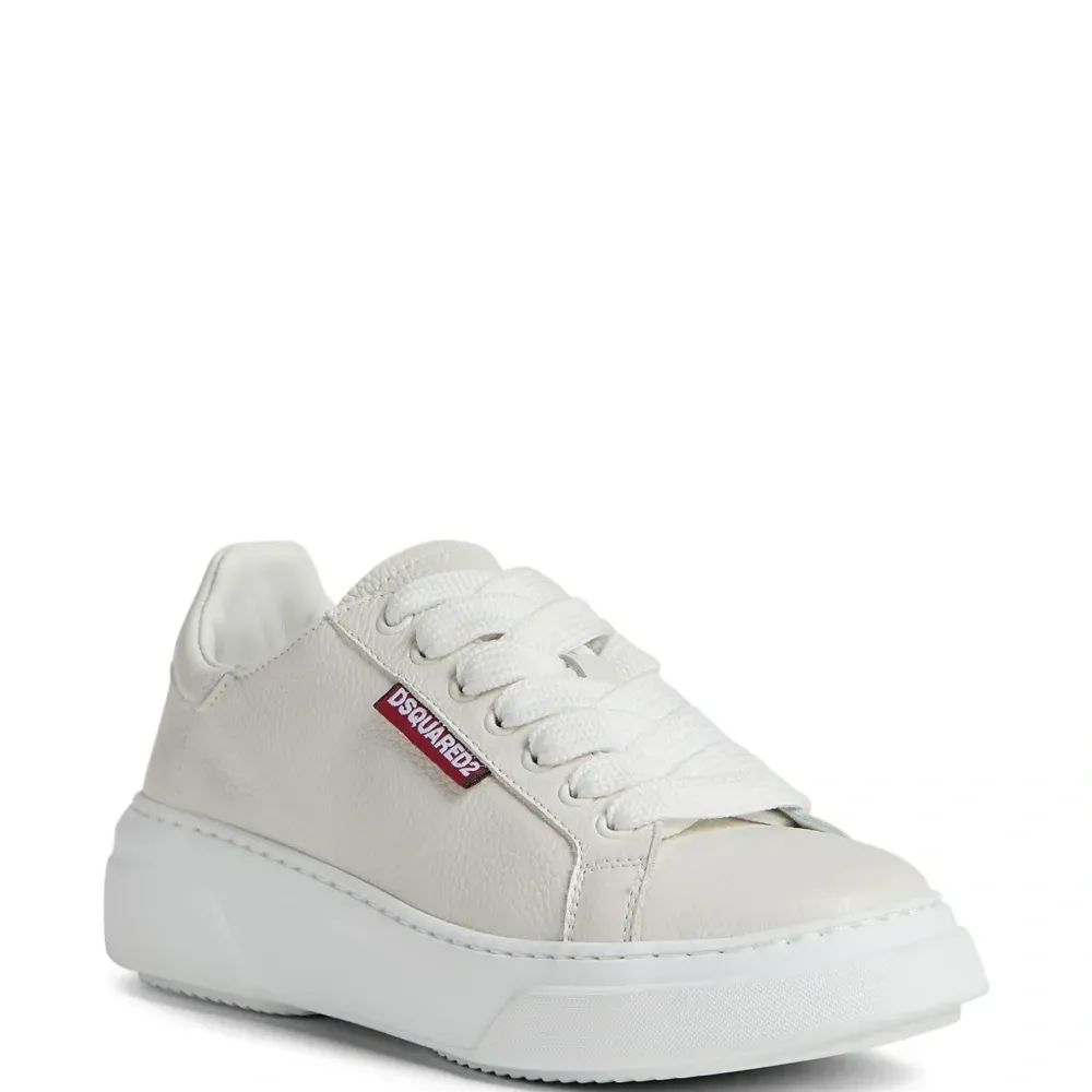 Кроссовки с тисненым логотипом